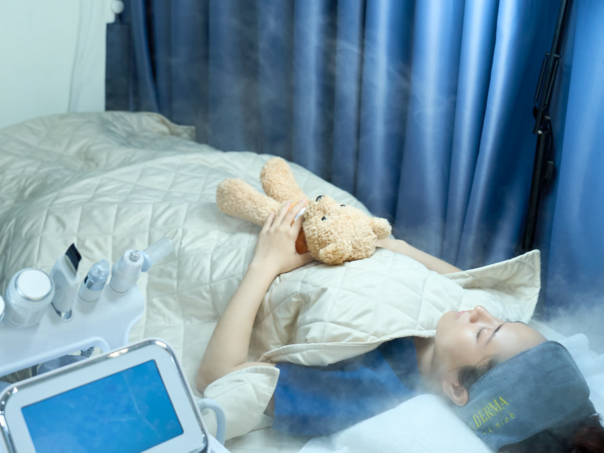 Khách thư giãn trong buổi chăm sóc da